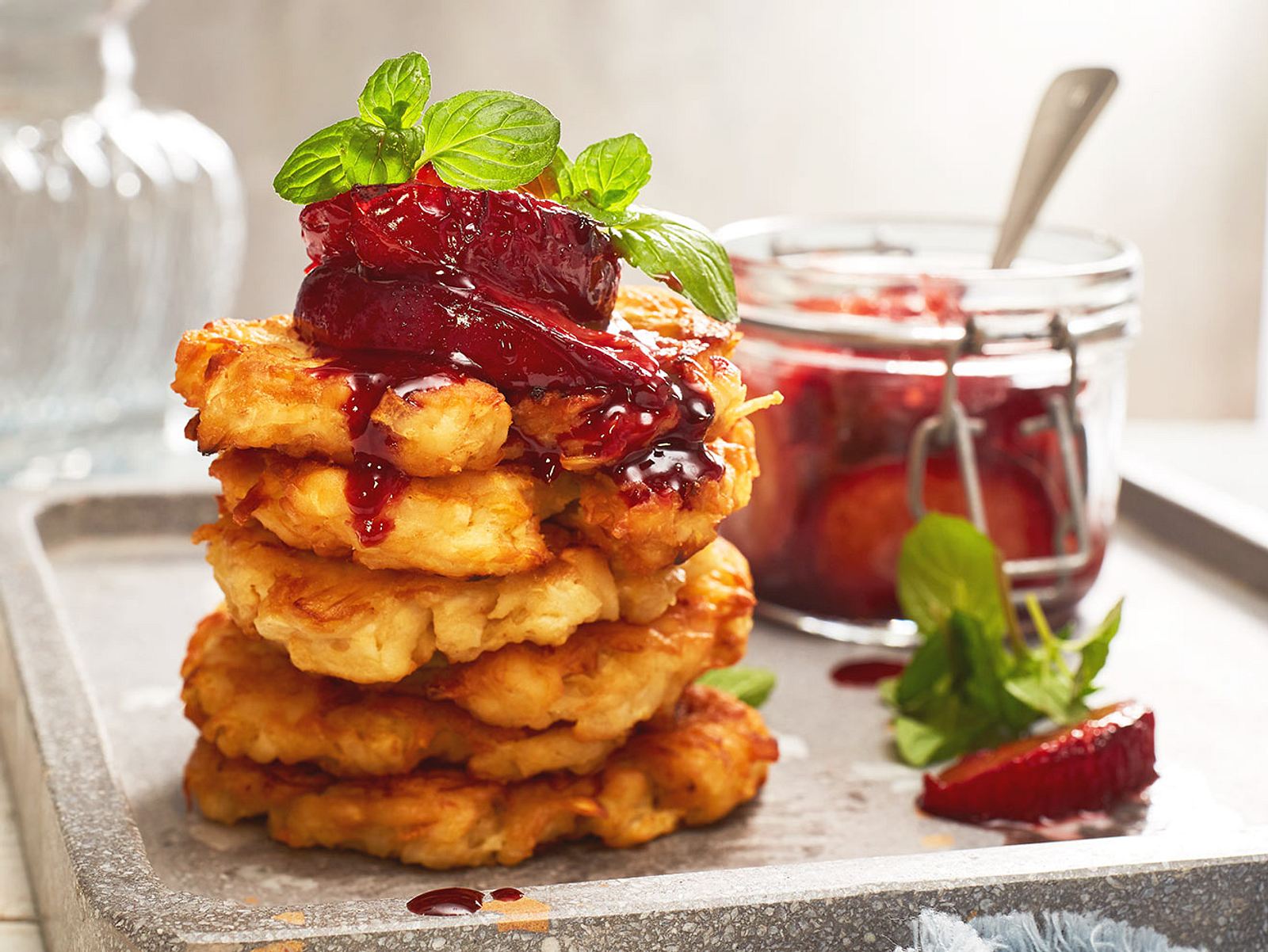 Sellerie-Puffer mit Pflaumenkompott Rezept | LECKER