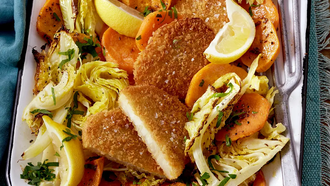 Sellerie-Schnitzel im Ofengemüsebett Rezept - Foto: LECKER @ Bauer Media Group Sellerie-Schnitzel im Ofengemüsebett Rezept - Foto: LECKER @ Bauer Media Group