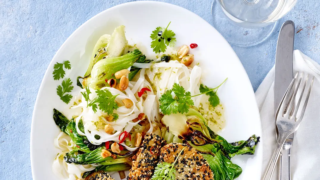 Sellerie-Schnitzel mit Sesampanade und Mini-Pak Choi Rezept - Foto: LECKER @ Bauer Media Group Sellerie-Schnitzel mit Sesampanade und Mini-Pak Choi Rezept - Foto: LECKER @ Bauer Media Group