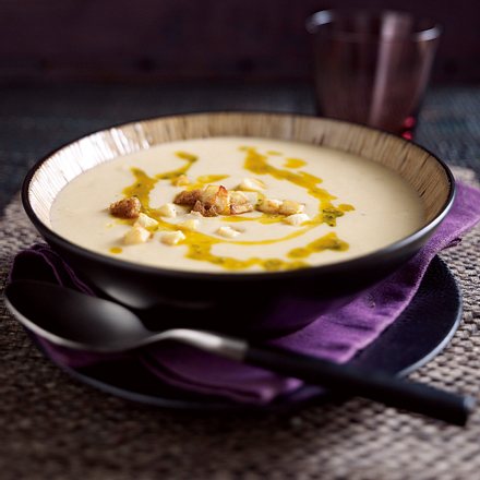Sellerie-Süppchen mit Petersilien-Knoblauch-Öl Rezept Sellerie-Süppchen mit Petersilien-Knoblauch-Öl Rezept