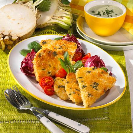 Sellerieschnitzel auf Salat Rezept Sellerieschnitzel auf Salat Rezept