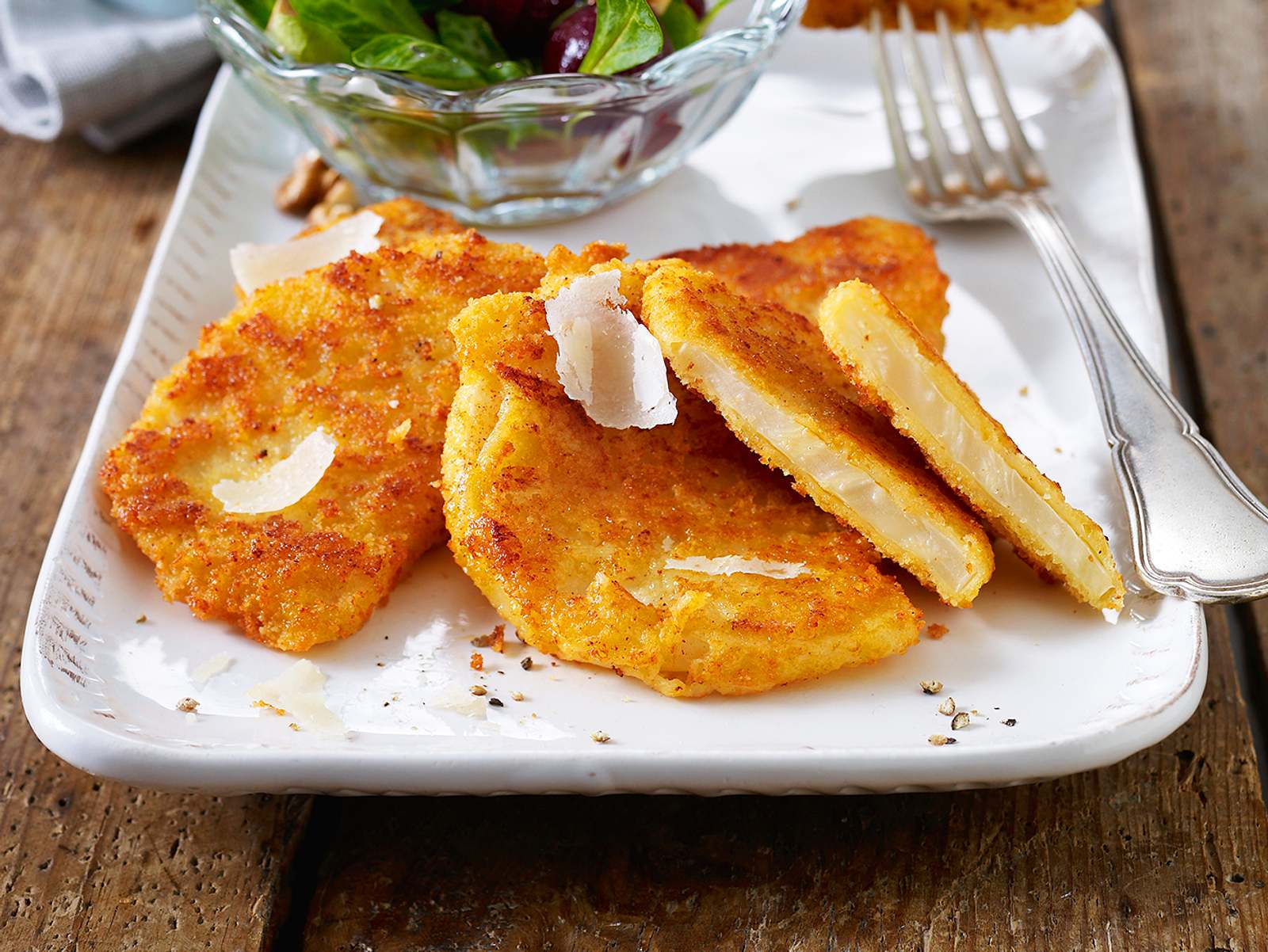 Sellerieschnitzel mit Parmesan-Panade Rezept | LECKER