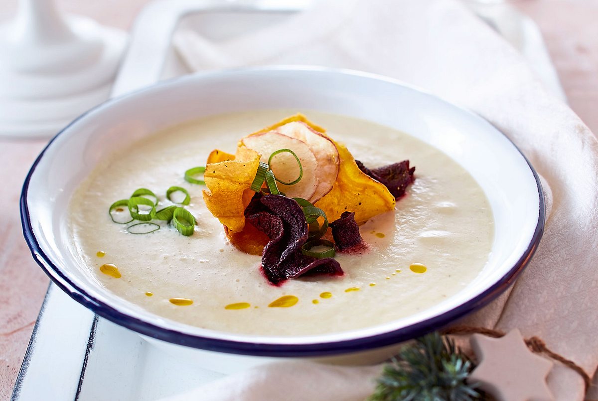 Selleriesüppchen mit Gemüsechips Rezept