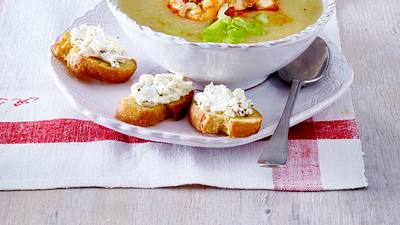 Selleriesuppe mit Chili-Garnelen und Crostini Rezept - Foto: House of Food / Bauer Food Experts KG