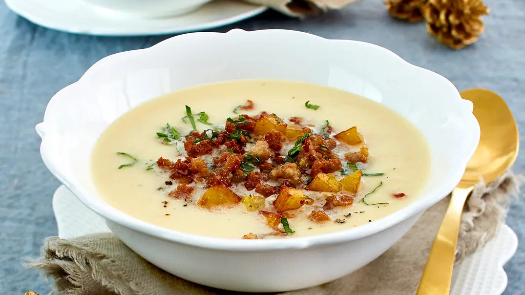 Selleriesuppe mit Mettflöckchen und Kartoffelcroûtons Rezept - Foto: LECKER @ Bauer Media Group