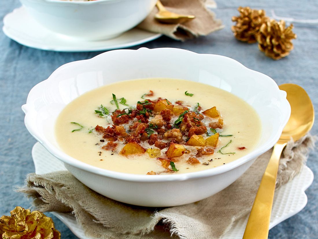 Selleriesuppe mit Mettflöckchen und Kartoffelcroûtons Rezept | LECKER