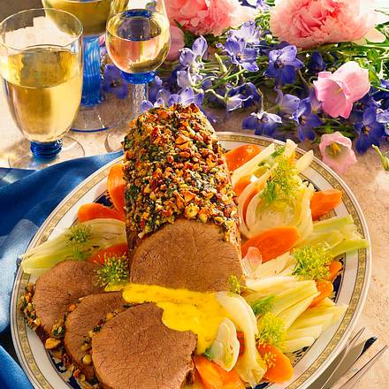 Semerrolle mit Mandel-Basilikumkruste mit Fenchel-Möhren-Gemüse Rezept Semerrolle mit Mandel-Basilikumkruste mit Fenchel-Möhren-Gemüse Rezept