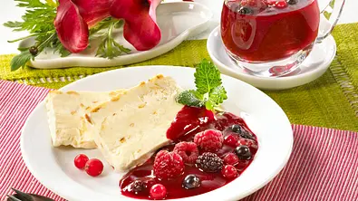 Semifreddo mit Beerensoße Rezept - Foto: LECKER @ Bauer Media Group