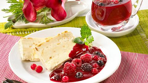 Semifreddo mit Beerensoße Rezept - Foto: Först, Thomas
