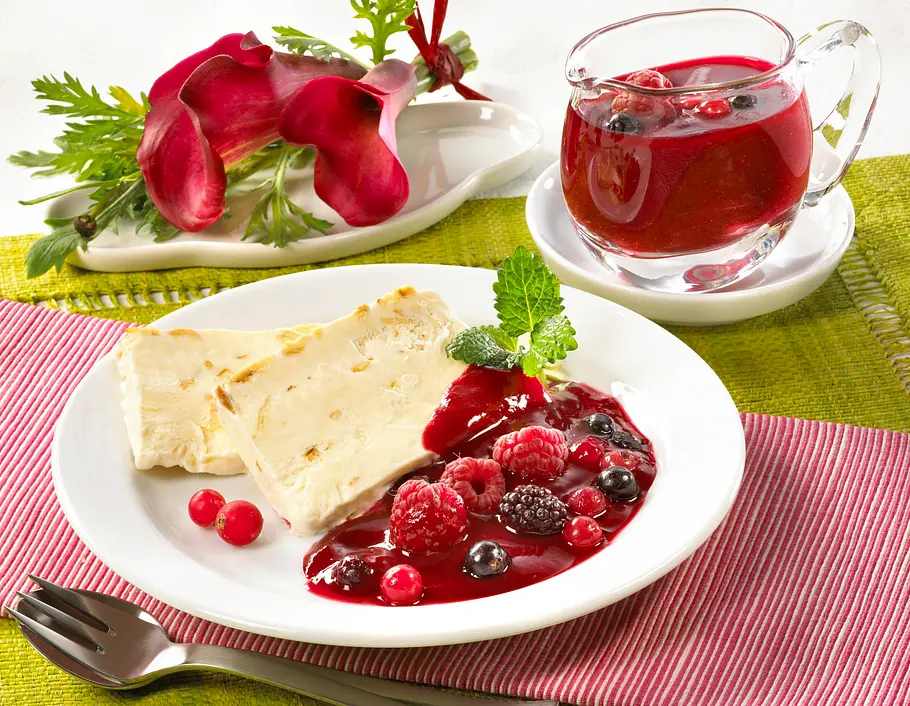 Semifreddo mit Beerensoße Rezept