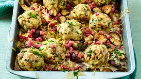 Semmelknödel-Auflauf mit Champignons und Speck Rezept - Foto: LECKER @ Bauer Media Group Semmelknödel-Auflauf mit Champignons und Speck Rezept - Foto: LECKER @ Bauer Media Group