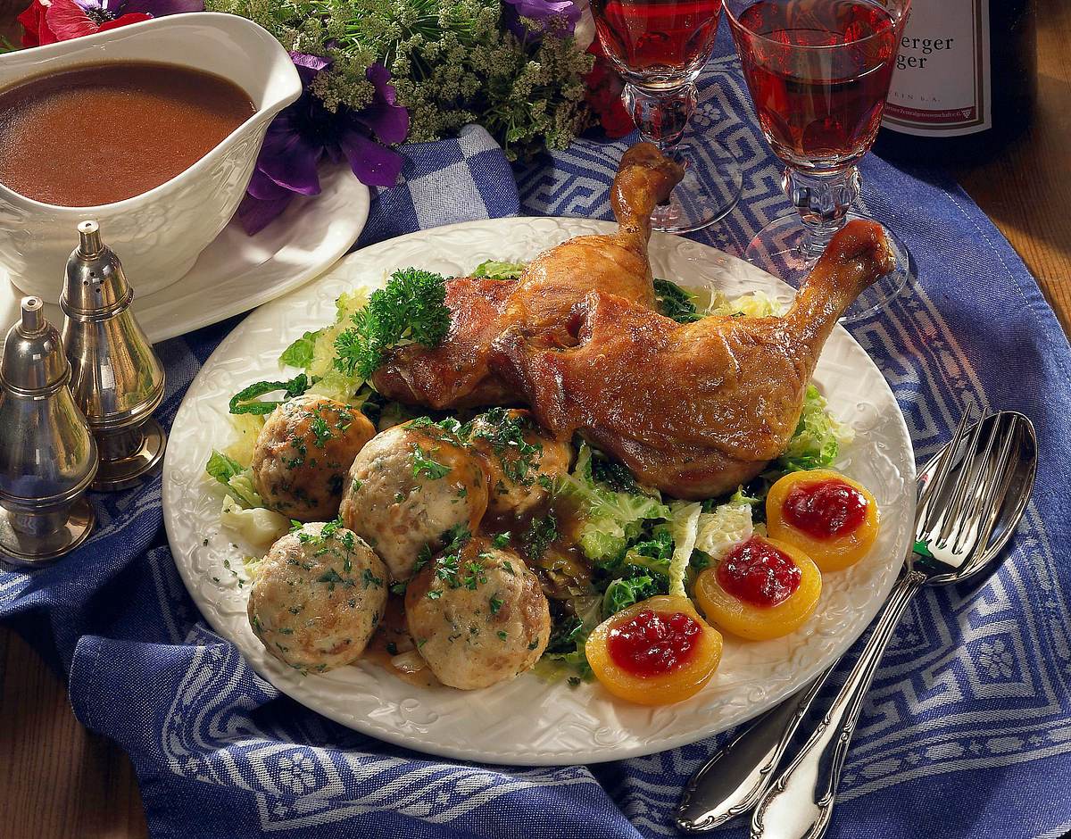 Semmelknödel mit Entenkeulen und Wirsing Rezept