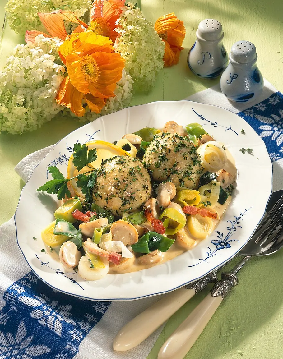 Semmelknödel mit Pilzgulasch Rezept Semmelknödel mit Pilzgulasch Rezept