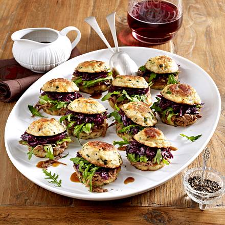 Semmelknödel-Burger mit Gänsefleisch und Rotkohl Rezept Semmelknödel-Burger mit Gänsefleisch und Rotkohl Rezept