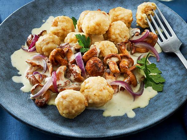 Semmelknödel mit Pfifferlingen Rezept Semmelknödel mit Pfifferlingen Rezept