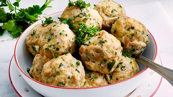 Klassische Semmelknödel in einer Schüssel - Foto: LECKER @ Bauer Media Group Klassische Semmelknödel in einer Schüssel - Foto: LECKER @ Bauer Media Group