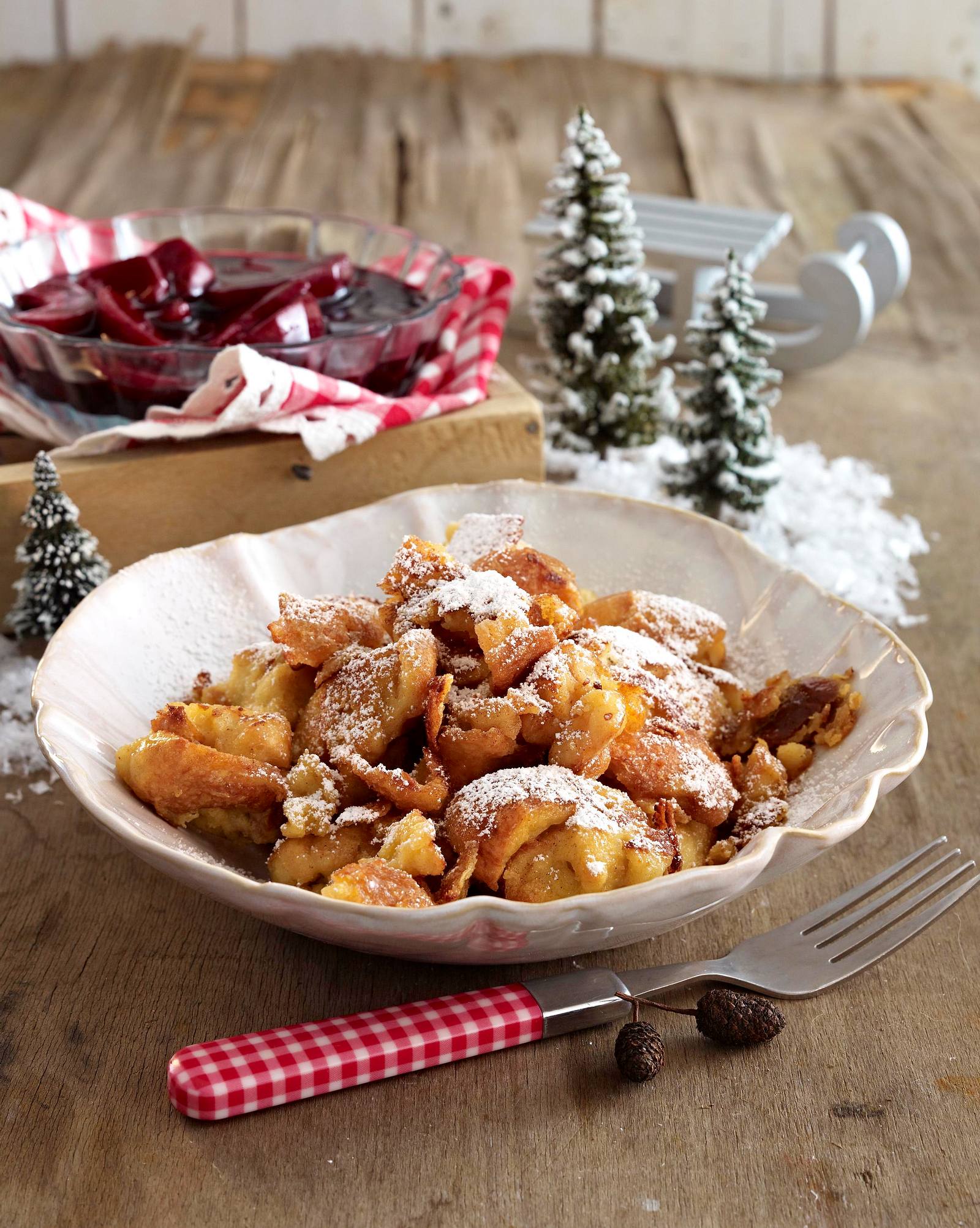 Semmelschmarrn mit Hollerkompott Rezept | LECKER Semmelschmarrn mit Hollerkompott Rezept | LECKER