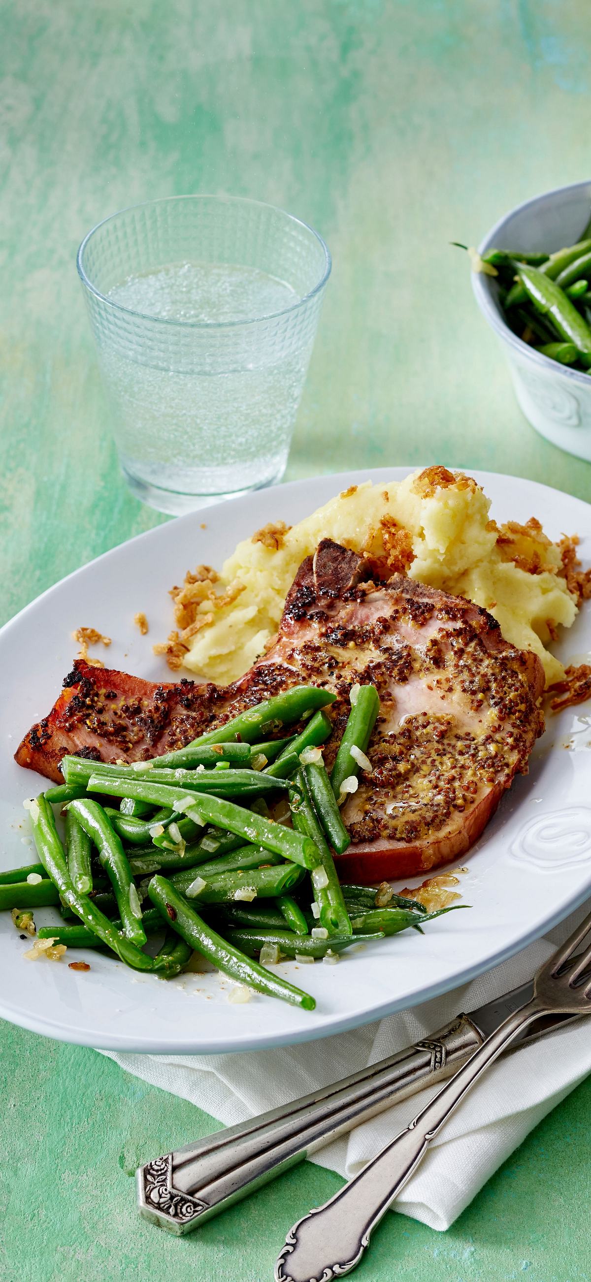 Senf-Kasselerkotelett mit Zwiebelpüree und Bohnen Rezept