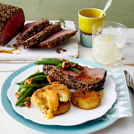 Senf-Roastbeef mit Kartoffel-Käse-Talern Rezept