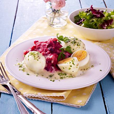 Senfeier mit Rote Bete-Püree, Gremolata und Salat Rezept Senfeier mit Rote Bete-Püree, Gremolata und Salat Rezept