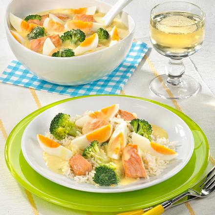 Senfeierragout mit gebratenen Lachswürfeln Rezept Senfeierragout mit gebratenen Lachswürfeln Rezept