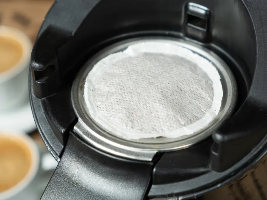 Senseo-Kaffeepad in Maschine Nahaufnahme von einem klassischen Senseo-Kaffeepad in der Maschine