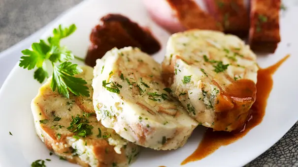 Serviettenknödel-Rezept - Foto: LECKER @ Bauer Media Group Serviettenknödel-Rezept - Foto: LECKER @ Bauer Media Group