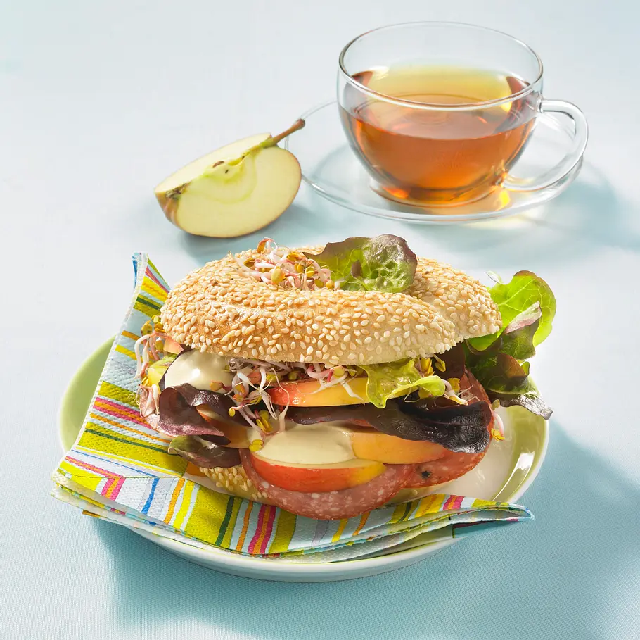 Sesam-Bagel mit Salami, Apfel und Senfcreme Rezept