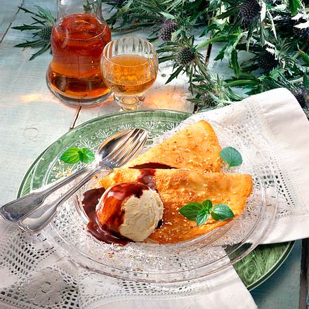 Sesam-Crêpes mit Vanille-Eis Rezept Sesam-Crêpes mit Vanille-Eis Rezept