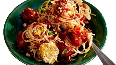 Sesam-Falafeln in Spaghetti-Begleitung Rezept - Foto: LECKER @ Bauer Media Group