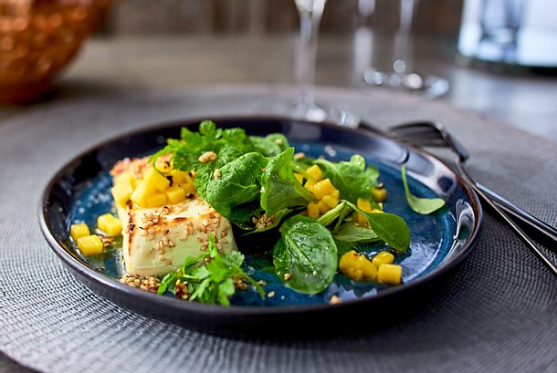 Sesam-Feta mit Feldsalat „auf das leckerste reduziert“ Rezept Sesam-Feta mit Feldsalat „auf das leckerste reduziert“ Rezept