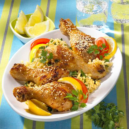 Sesam-Hähnchenkeulen mit Zartweizen-Petersiliensalat Rezept Sesam-Hähnchenkeulen mit Zartweizen-Petersiliensalat Rezept