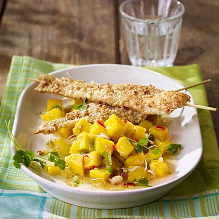 Sesam-Hähnchenspieße auf pikanter Mangosalsa Rezept Sesam-Hähnchenspieße auf pikanter Mangosalsa Rezept
