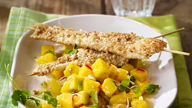 Sesam-Hähnchenspieße auf pikanter Mangosalsa Rezept - Foto: LECKER @ Bauer Media Group