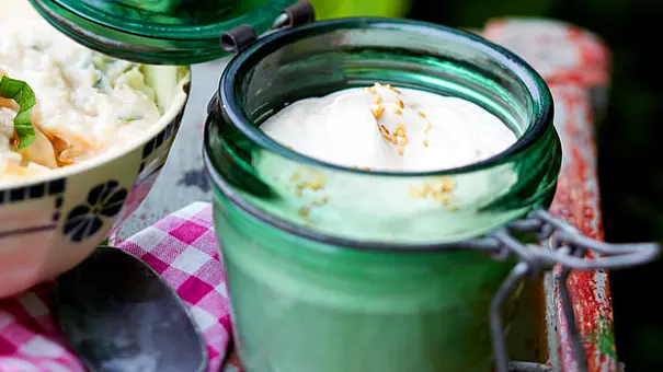 Sesam-Joghurt-Dip Rezept - Foto: LECKER @ Bauer Media Group