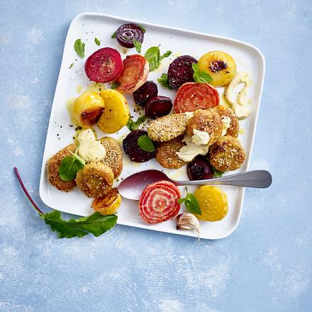 Sesam-Kichererbsen-Buletten mit gemischter Bete Rezept Sesam-Kichererbsen-Buletten mit gemischter Bete Rezept