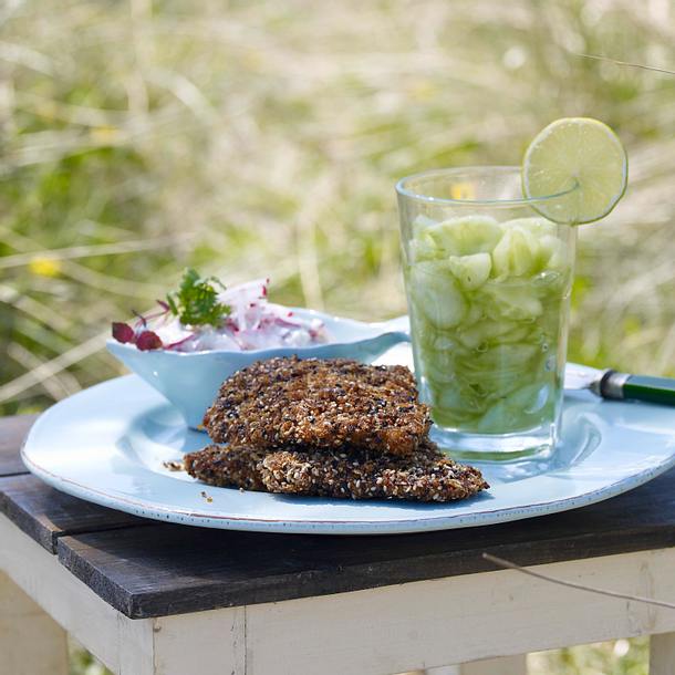 Sesam-Knusper-Schnitzel mit Gurken-Caipirinha Rezept
