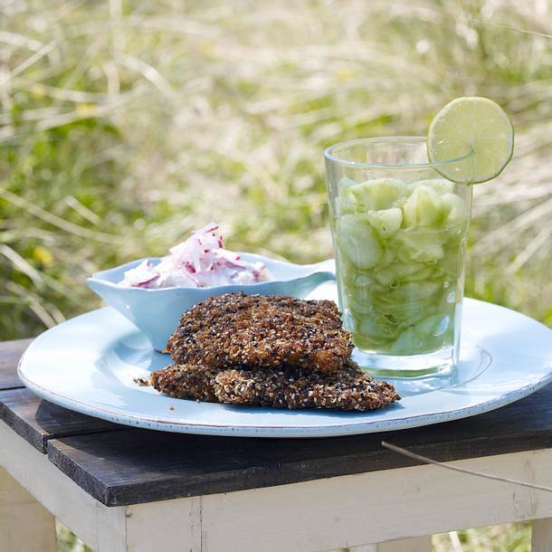 Sesam-Knusperschnitzel mit Gurken-Caipirinha Rezept Sesam-Knusperschnitzel mit Gurken-Caipirinha Rezept
