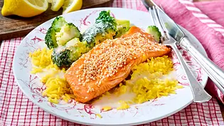 Sesam-Lachs auf Express-Curryreis Rezept - Foto: LECKER @ Bauer Media Group Sesam-Lachs auf Express-Curryreis Rezept - Foto: LECKER @ Bauer Media Group