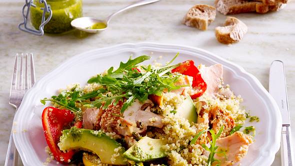 Sesam-Lachs auf Quinoa-Salat mit Salsa Verde Rezept - Foto: House of Food / Bauer Food Experts KG
