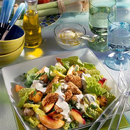 Sesam-Nuggets auf fruchtigem Salat Rezept Sesam-Nuggets auf fruchtigem Salat Rezept