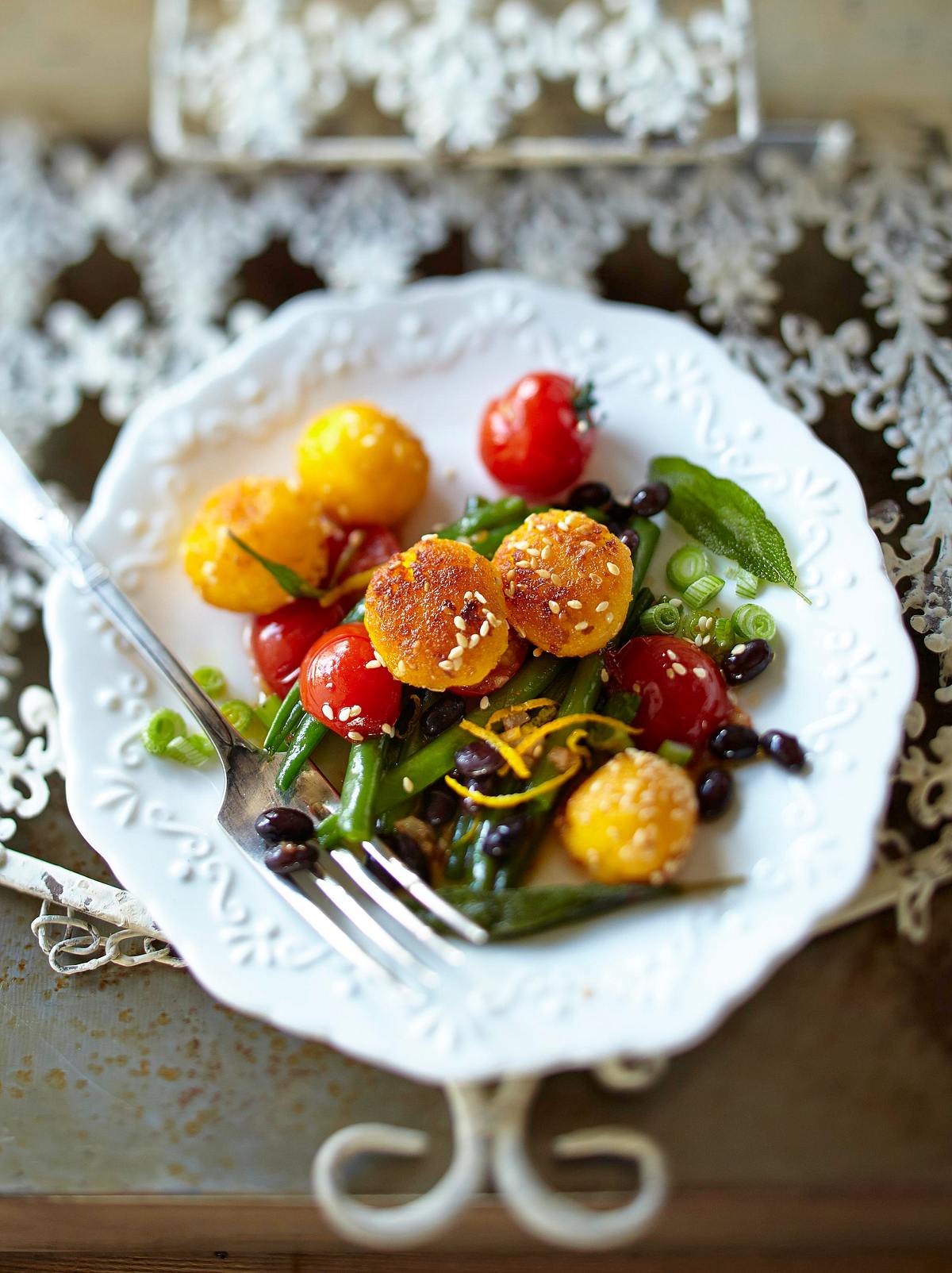 Sesam-Orangen-Polenta-Bällchen auf Bohnen-Tomaten-Gemüse Rezept