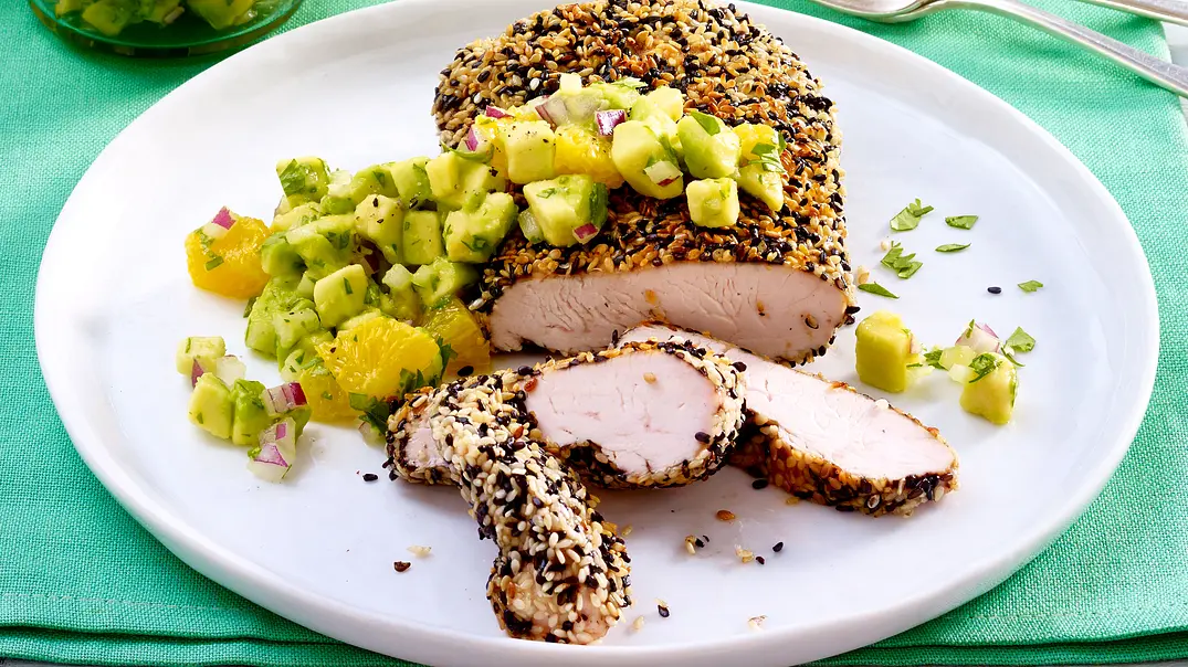 Sesam-Putensteak mit Avocado-Orangen-Salsa Rezept - Foto: LECKER @ Bauer Media Group