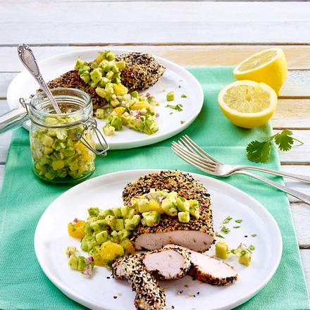 Sesam-Putensteak mit Avocado-Orangen-Salsa Rezept Sesam-Putensteak mit Avocado-Orangen-Salsa Rezept