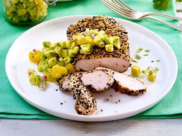 Sesam-Putensteak mit Avocado-Orangen-Salsa Rezept Sesam-Putensteak mit Avocado-Orangen-Salsa Rezept