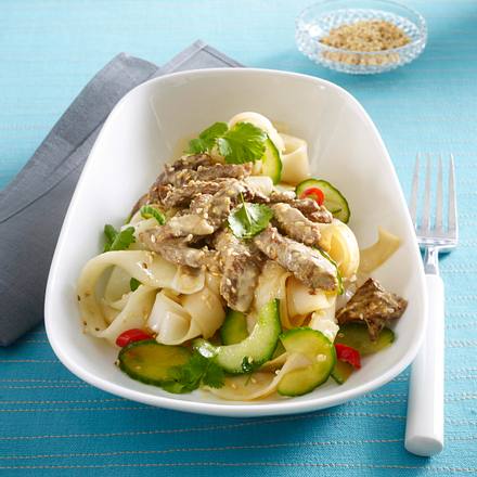 Sesam-Rindfleisch auf scharfem Nudelsalat mit Koriander Rezept Sesam-Rindfleisch auf scharfem Nudelsalat mit Koriander Rezept