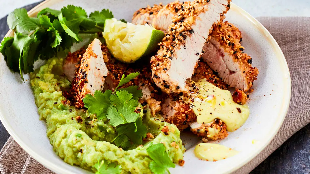 Sesam-Schnitzel mit Avocado-Mash Rezept - Foto: LECKER @ Bauer Media Group Sesam-Schnitzel mit Avocado-Mash Rezept - Foto: LECKER @ Bauer Media Group