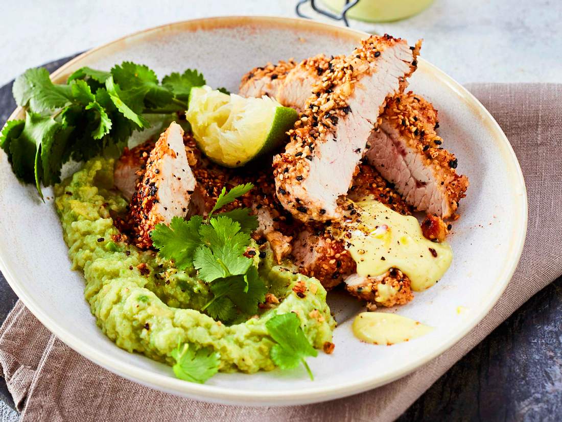 Sesam-Schnitzel mit Avocado-Mash Rezept | LECKER