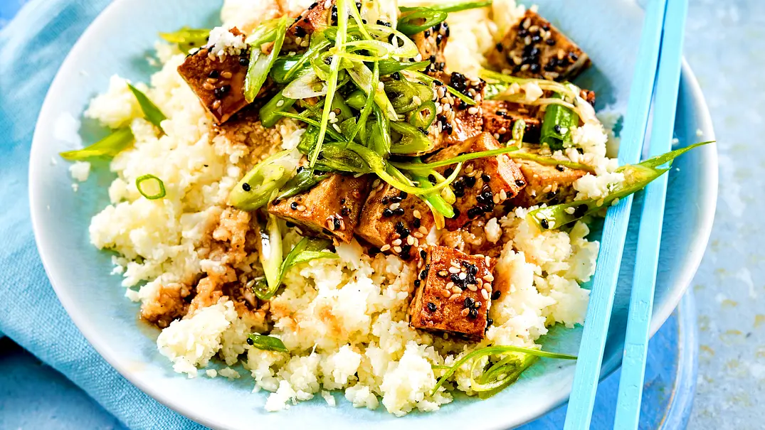 Sesam-Tofu auf Blumenkohlreis Rezept - Foto: LECKER @ Bauer Media Group Sesam-Tofu auf Blumenkohlreis Rezept - Foto: LECKER @ Bauer Media Group