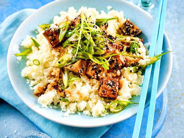 Sesam-Tofu auf Blumenkohlreis Rezept